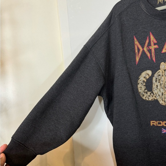 Def Leppard Gray Crewneck Sweatshirt XXL Pull Over Rock of Ages 1983-Unisex - Picture 9 of 15